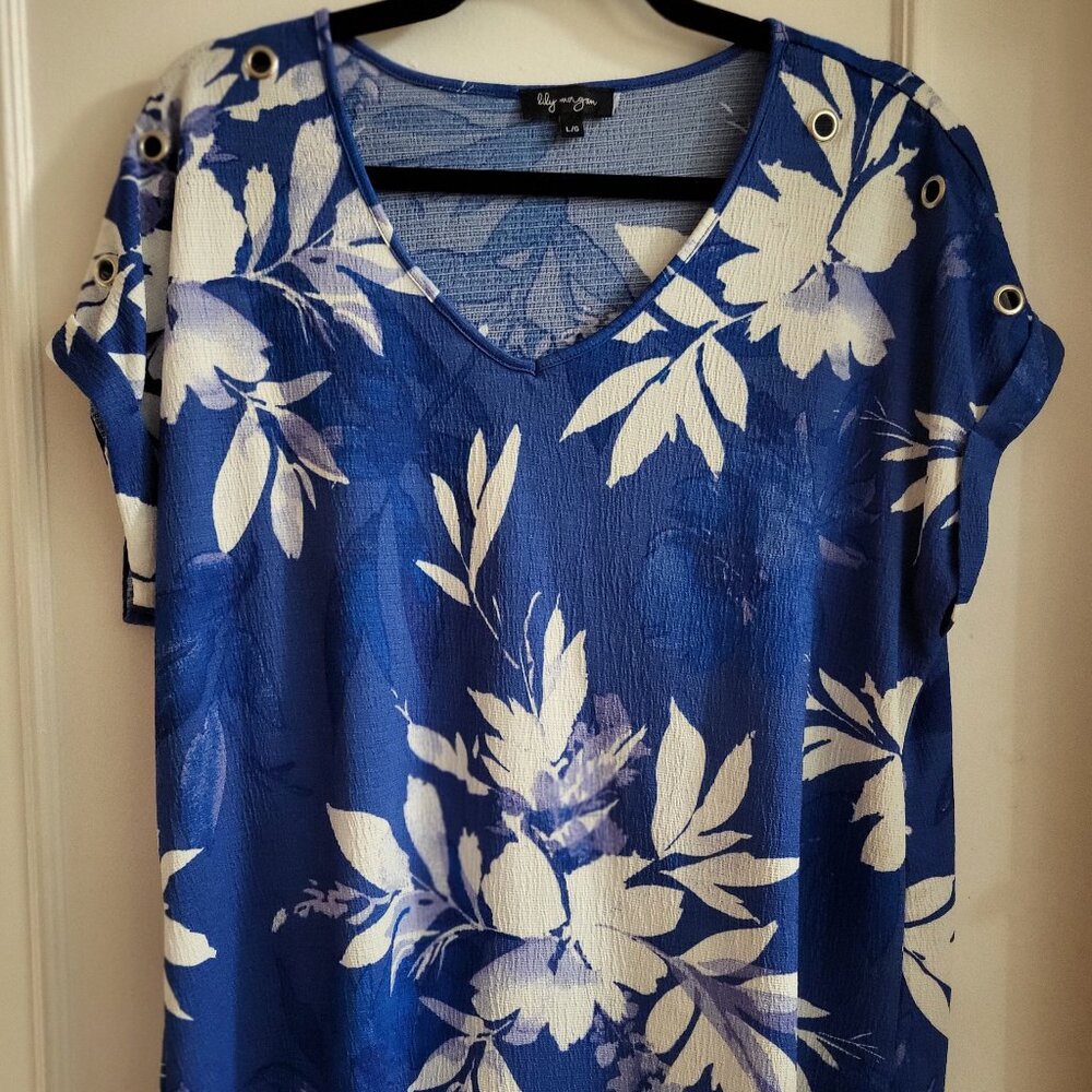 Clearance Lily Morgan Blue & White Floral V-Neck Blouse with Grommet Detail - L